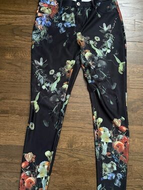 HUE Black and White Floral-Accent Leggings